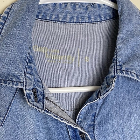 GAP Maternity Denim Womens Soft Distressed Button Up w/ pockets Size Small - Picture 3 of 11